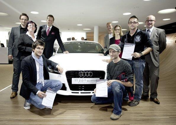 Die Gewinner des „Audi Customizing Club“ (v.l.): Alexander Christ, Michael Horn und Hubert Plaikner mit Urkunde. Im Hintergrund (v.l.): André Georgi (Audi Design Exterieur), Gabriele Wild (Marketing Original Teile und Zubehör), Audi-Chefdesigner Stefan Si